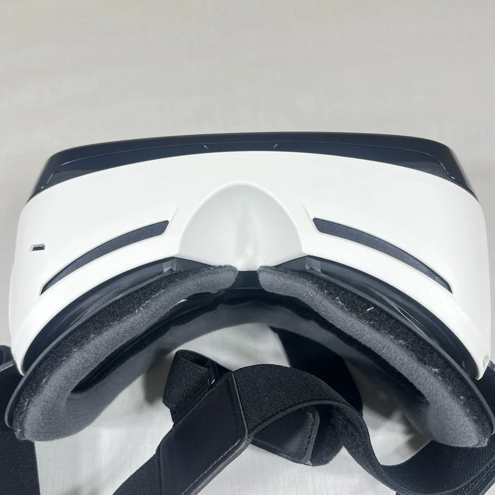 Samsung Gear VR Headset SM-R323 Powered by Oculus Black Clean